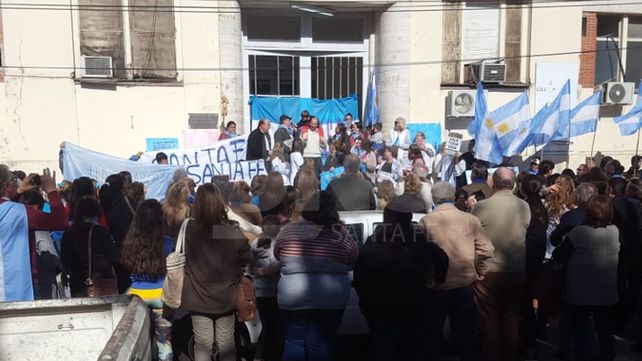 Manifestación provida en apoyo a profesionales de la salud frente al hospital Iturraspe