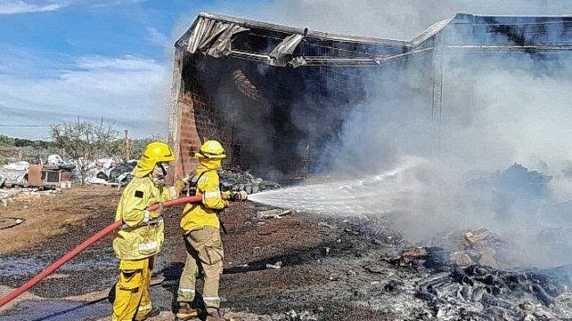 Un voraz incendio consumió gran parte de una planta de tratamiento de residuos en General Campos