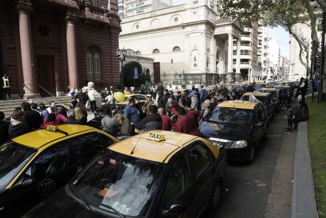Ruido, globos y color en la protesta de taxistas frente al municipio para pedir más controles