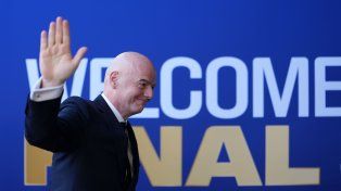 Infantino lucha por conservar el cargo y el fútbol árabe salió a apoyarlo