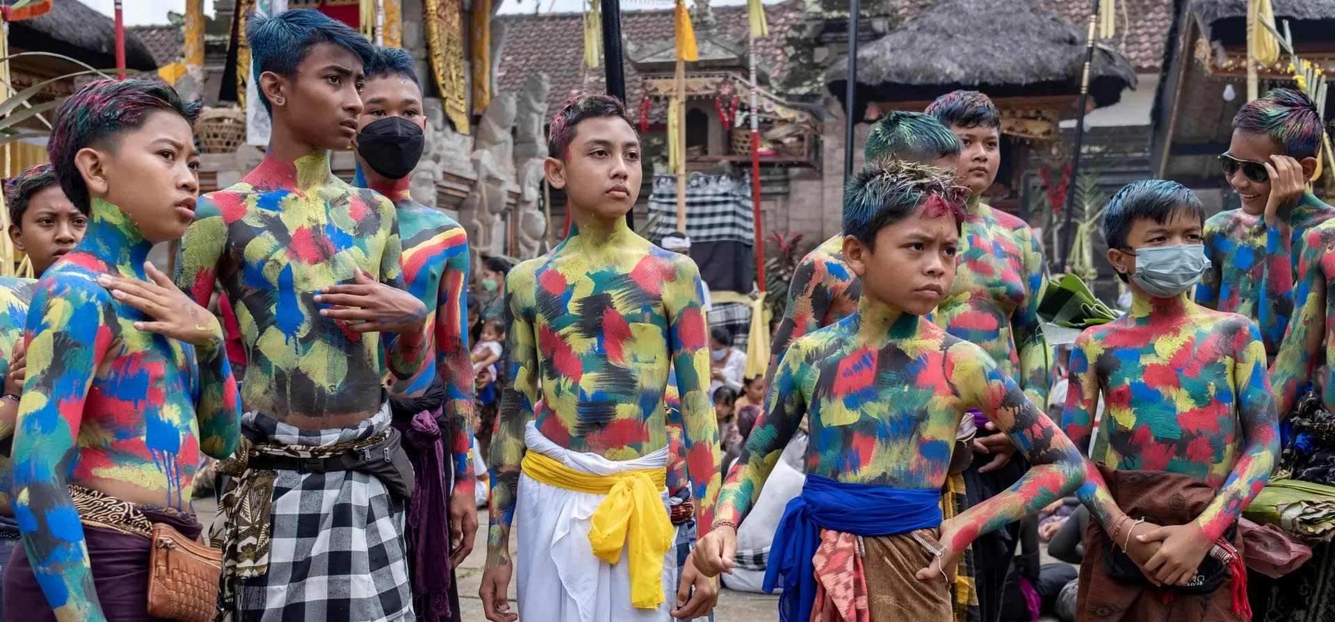 Los originales body painting de un grupo de niños durante el ritual sagrado Ngerebeg en una aldea de Bali. El ritual se lleva a cabo cada seis meses y su principal objetivo es expulsar a los espíritus malignos de las aldeas. Foto: AP