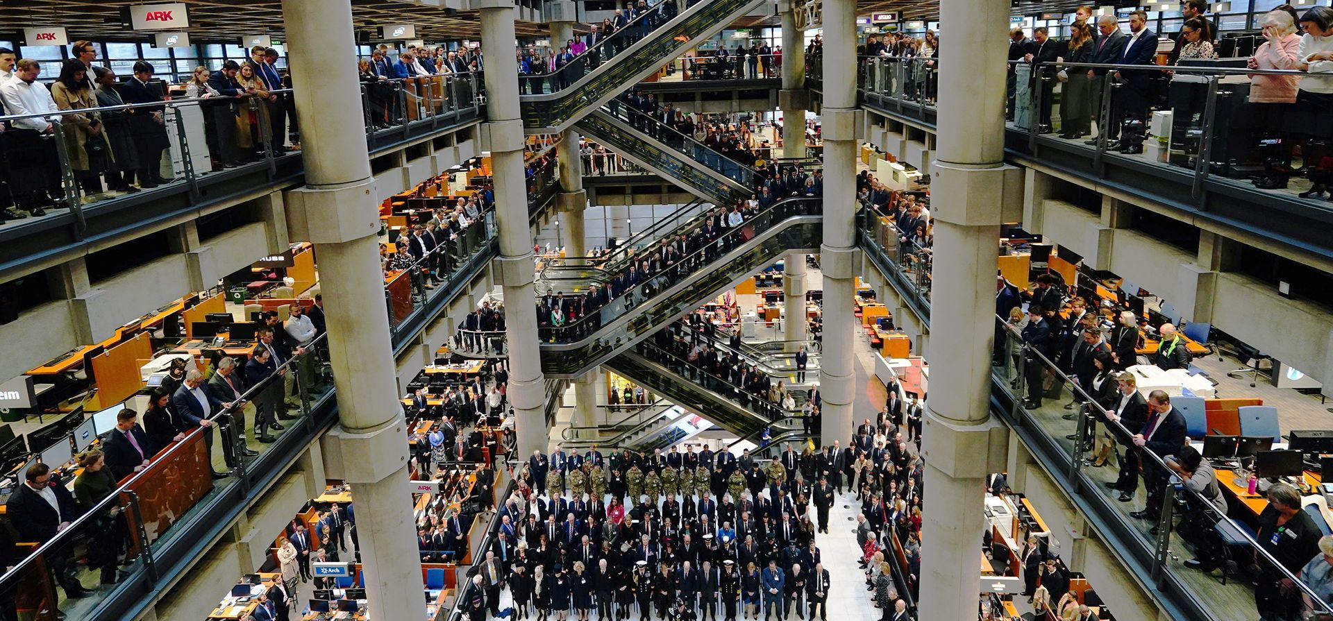 Los trabajadores de la ciudad asisten a una ceremonia del Día del Recuerdo en Lloyd