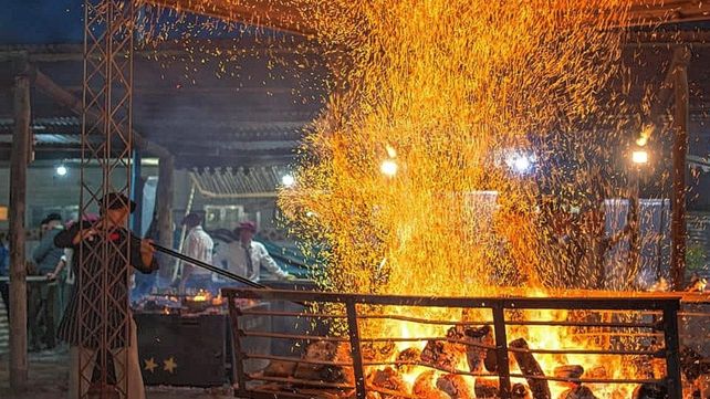 A fuego lento. La elaboración del asado con cuero se transformó en un clásico de la fiesta.