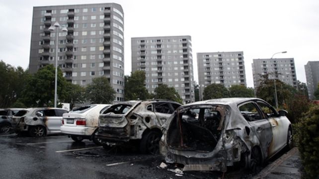 Demencial. Grupos de jóvenes encapuchados incendiaron coches.