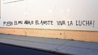 La pintada que apareció en uno de los laterales de la fachada de la iglesia Catedral