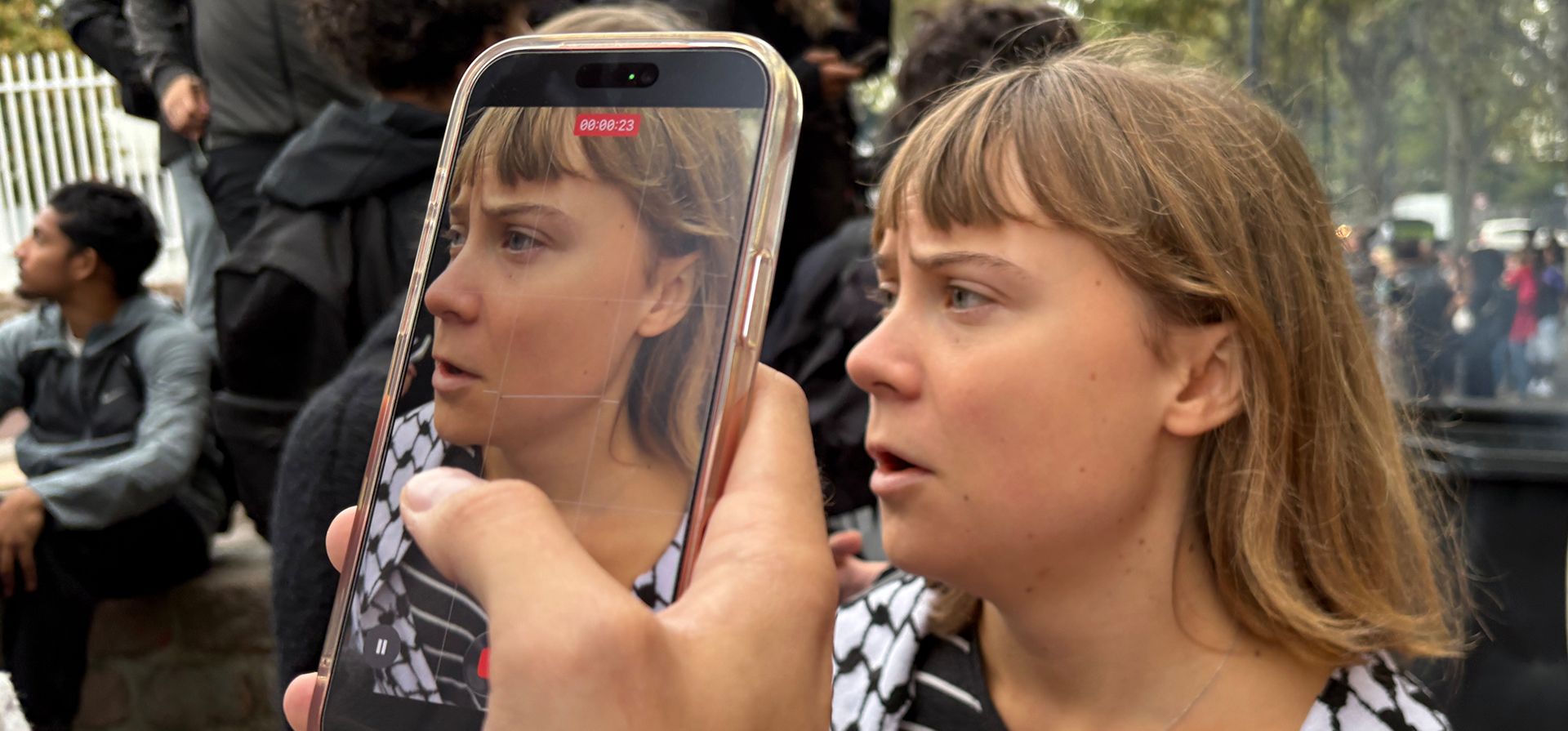 La activista Greta Thunberg responde a las preguntas de los periodistas mientras asiste a una concentración frente al instituto Paul Éluard, durante una protesta contra la falta de recursos en las escuelas de Saint-Denis, a las afueras de París, el martes 13 de octubre de 2026. (Foto AP/John Leicester) La activista Greta Thunberg responde a las preguntas de los periodistas mientras asiste a una concentración frente al instituto Paul Éluard, durante una protesta contra la falta de recursos en las escuelas de Saint-Denis, a las afueras de París, el martes 13 de octubre de 2026. (Foto AP/John Leicester)