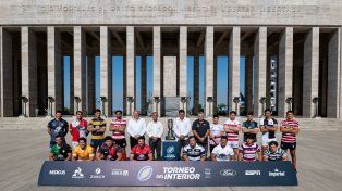 Los capitanes de los distintos equipos que participarán del Torneo del Interior A estuvieron en Rosario el día de la presentación y eligieron el Monumento para la icónica foto. FOTO. Gentileza Prensa UAR.