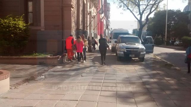 Movimiento. Familiares de los acusados en la puerta del Juzgado. &nbsp;