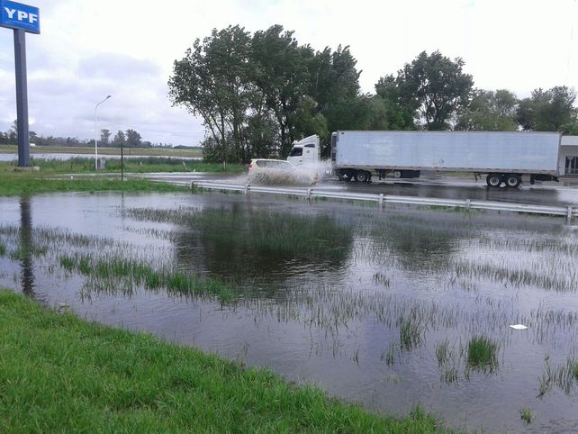 Al límite. El agua ya alcanzó el nivel de la calzada de la ruta 7 y el tránsito corre serio riesgo de quedar interrumpido.