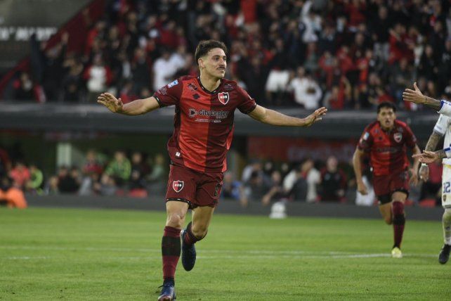 Matías Cóccaro encontró la pelota dentro del área y remató para poner el empate parcial de Newells ante Boca.