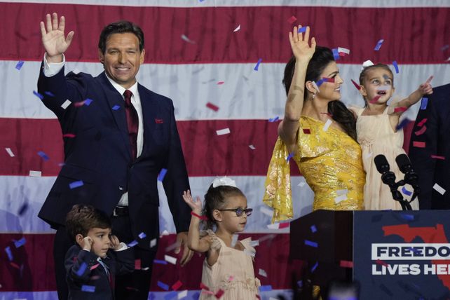 Aclamado. Ron DeSantis festeja en el condado de Miami-Dade.