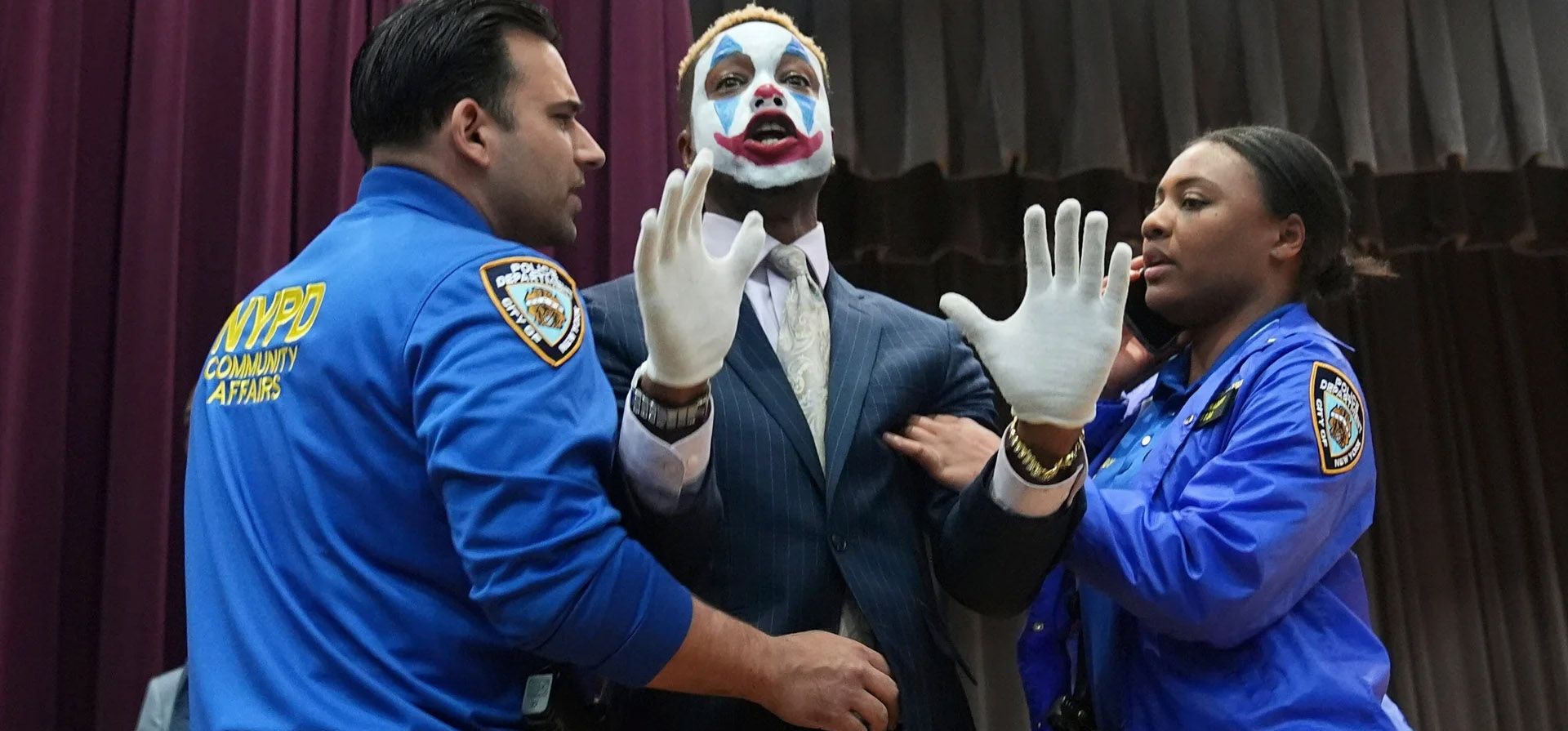 El artista y activista comunitario Paperboy Prince es retirado de un foro de candidatos a la alcaldía de la ciudad en el Medgar Evers College, Nueva York, Estados Unidos. Fotografía: Frank Franklin II/AP El artista y activista comunitario Paperboy Prince es retirado de un foro de candidatos a la alcaldía de la ciudad en el Medgar Evers College, Nueva York, Estados Unidos. Fotografía: Frank Franklin II/AP