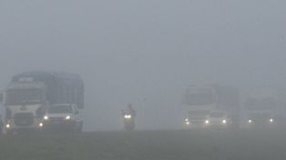 La niebla complicaba la circulación por las rutas y caminos de la región.
