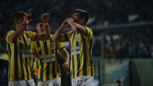Los futbolistas canallas celebran en el Cilindro de Avellaneda la victoria parcial ante Racing.