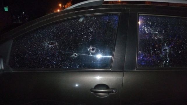 El Volkswagen Fox Cross de la víctima recibió una lluvia de balas. La ejecución se registró en Villa Gobernador Gálvez.&nbsp; 