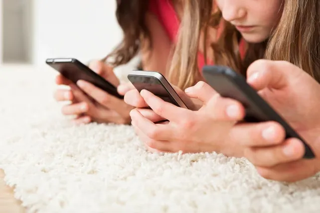 Psicóloga de Paraná advierte que el uso excesivo de pantallas o celulares en menores de 12 años afecta creatividad