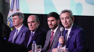 El gobernador Pullaro y el ministro Francos en el centro de la imagen junto a los intendentes Javkin, de Rosario, y Passarini de Córdoba.&nbsp;