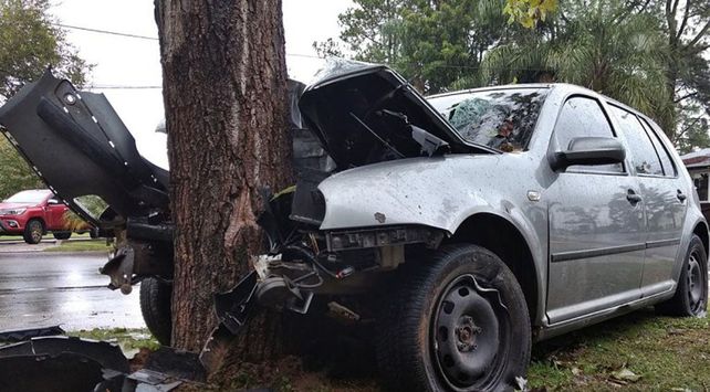 Se cruzó de carril y chocó violentamente contra un árbol