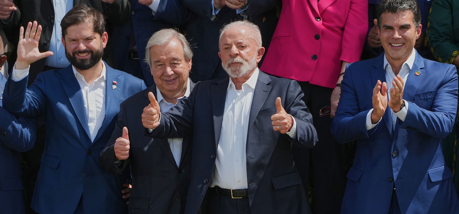 De izquierda a derecha, el presidente de Chile, Gabriel Boric Font; el secretario general de la ONU, António Guterres; el presidente de Brasil, Luiz Inácio Lula da Silva; y el gobernador del estado de Pará, Helder Barbalho, posan para una foto grupal en Belém, Brasil, el viernes 7 de noviembre de 2025, durante la Cumbre del Clima COP30 de la ONU. (Foto AP/Fernando Llano) De izquierda a derecha, el presidente de Chile, Gabriel Boric Font; el secretario general de la ONU, António Guterres; el presidente de Brasil, Luiz Inácio Lula da Silva; y el gobernador del estado de Pará, Helder Barbalho, posan para una foto grupal en Belém, Brasil, el viernes 7 de noviembre de 2025, durante la Cumbre del Clima COP30 de la ONU. (Foto AP/Fernando Llano)