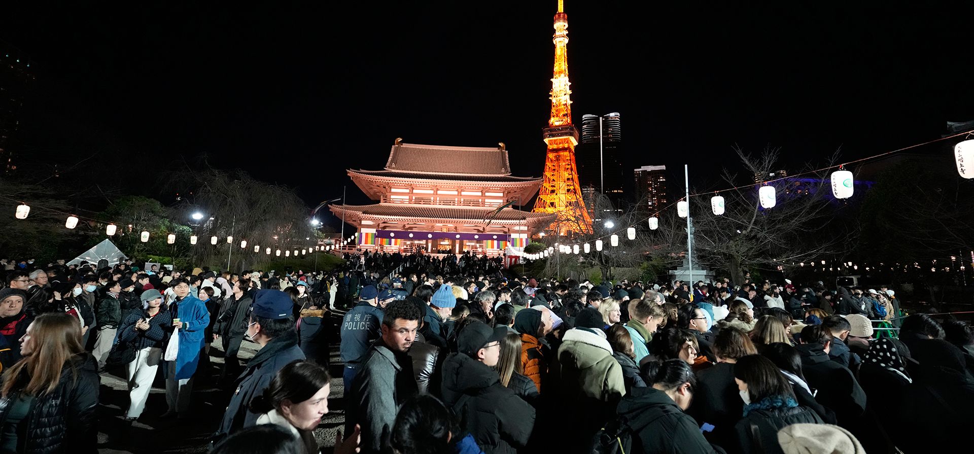La gente se reúne para celebrar el Año Nuevo en el templo budista Zojoji, el miércoles 31 de diciembre de 2025 en Tokio. (Foto AP/Eugene Hoshiko) La gente se reúne para celebrar el Año Nuevo en el templo budista Zojoji, el miércoles 31 de diciembre de 2025 en Tokio. (Foto AP/Eugene Hoshiko)