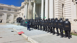 El debate de la reforma jubilatoria detonó incidentes en la Legislatura provincial.