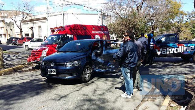 Socorrieron a una mujer atrapada en el interior de un vehículo