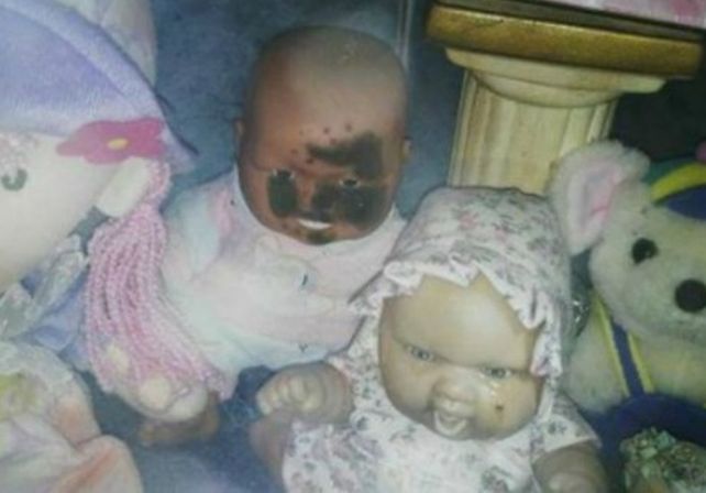 Esta es la muñeca que según los vecinos llora junto a la tumba de una nena.