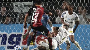Juan Sforza ya metió el zurdazo, bajo, inapelable. Gol de Newells ante Santos.