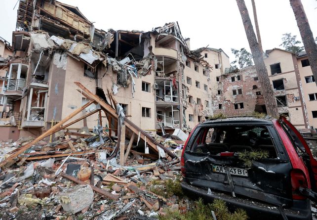 Destrucci&oacute;n de un complejo de departamentos cerca de Kiev por la ofensiva a&eacute;rea rusa. Este tipo de acciones califican como crimen de guerra.&nbsp;