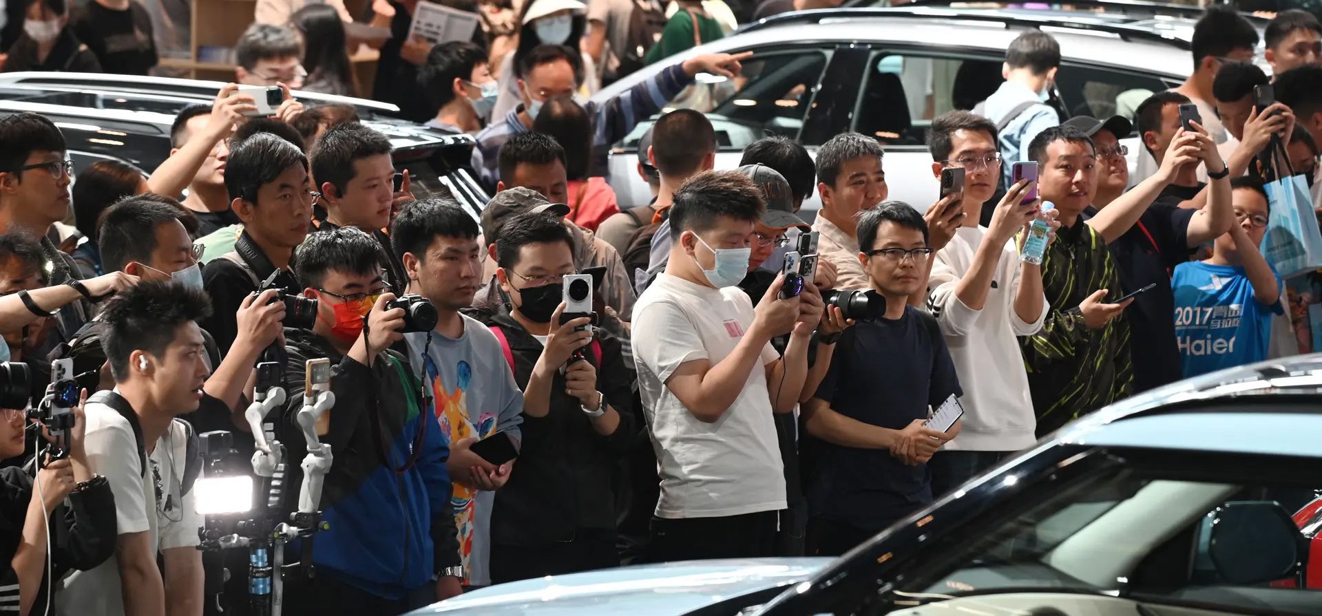 Las multitudes se reúnen en la exhibición anual de autos de la ciudad, Pekín, China. Fotografía: Greg Baker/AFP/Getty Images Las multitudes se reúnen en la exhibición anual de autos de la ciudad, Pekín, China. Fotografía: Greg Baker/AFP/Getty Images