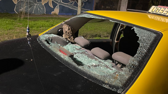 La luneta del taxi dañada por un piedrazo. Sucedió en Santa Fe y Sánchez de Loria.  