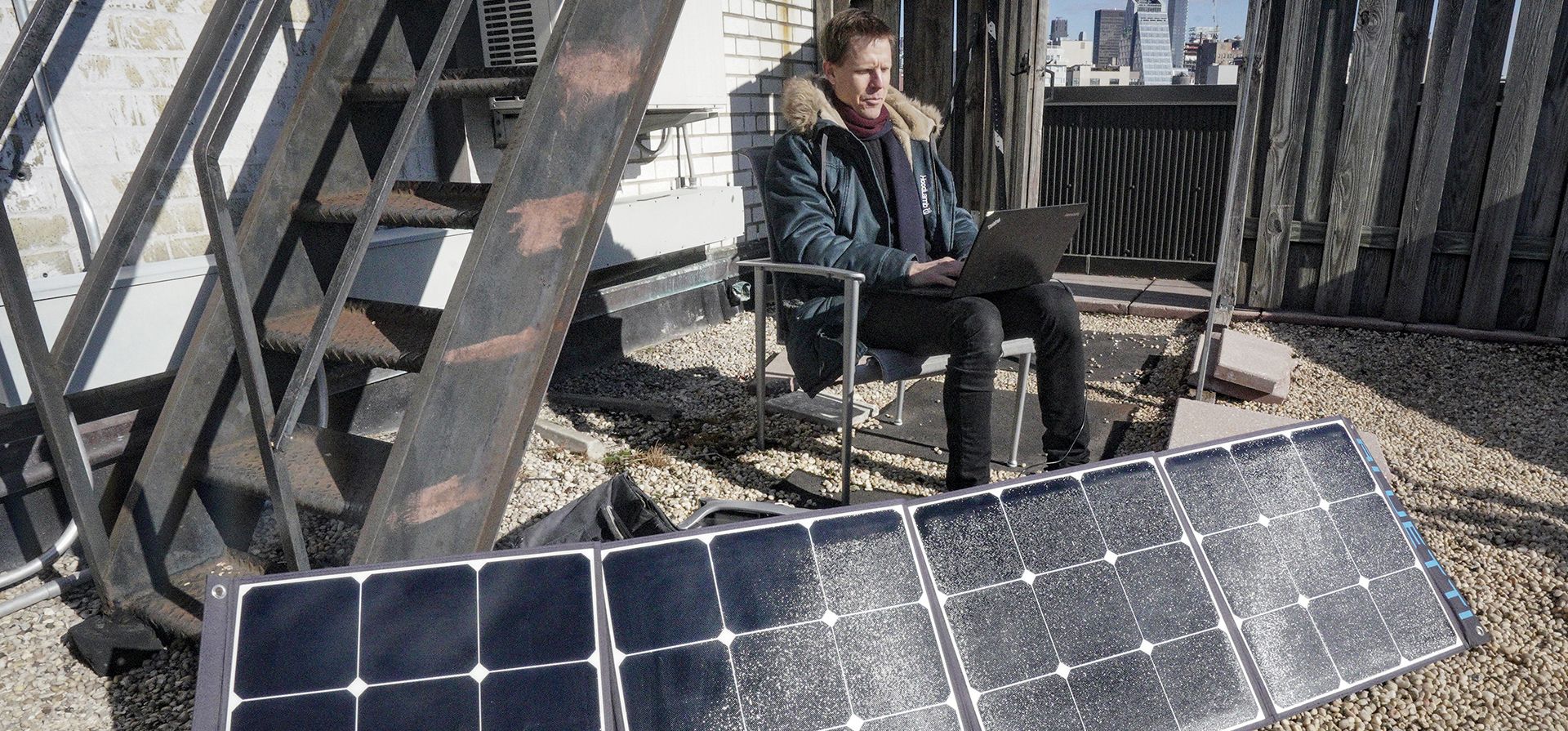 Josh Spodek trabaja en su computadora portátil que se carga desde un kit solar portátil instalado en la azotea de su edificio de apartamentos en Greenwich Village, el jueves 26 de enero de 2023, en Nueva York. Los esfuerzos de Spodek para dejar de usar empaques cambiaron su forma de pensar y lo llevaron a reducir su consumo eléctrico a casi cero.