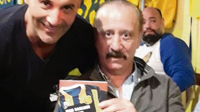 Homenaje. El autor con Poy