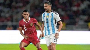 Facundo Medina, jugador de Lens, fue convocado por Scaloni para la última ventana del año.