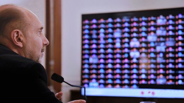 Perotti acordó con intendentes más restricciones en los ingresos interprovinciales