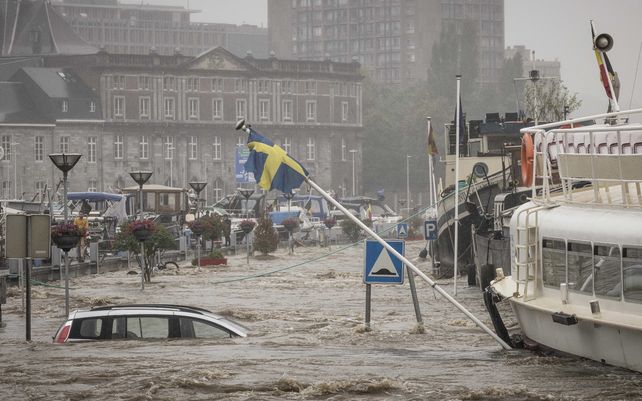 Un automóvil flota en el río Mosa durante las fuertes inundaciones en Lieja