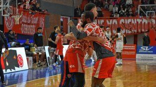 Unión logró el objetivo de quedarse en la Liga Nacional al vencer a Oberá TC en el Ángel Malvicino.