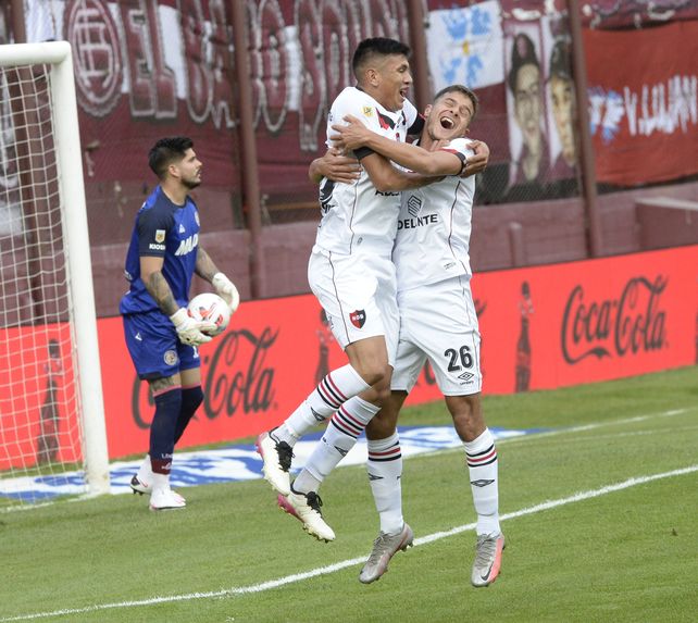 Nico Castro festeja uno de sus goles con Sordo