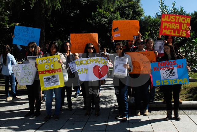La familia Di Terlizzi entregó al gobernador 8 mil firmas en apoyo a su causa