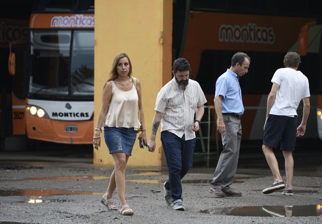 Los fiscales Piazza y Jurado durante el allanamiento de esta tarde en los galpones de Monticas.&nbsp;