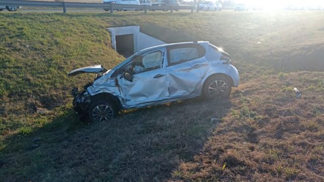 El Peugeot 208 volcó y sus cuatro ocupantes sufrieron heridas leves.&nbsp;