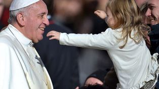 El Papa dijo que dos o tres palmadas en el traste de los chicos no vienen mal