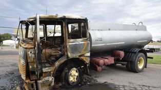 incinerado. Después de la alocada carrera, el camión se incendió; investigan si fue intencionalmente. Su chofer intentó huir corriendo, y fue detenido. 