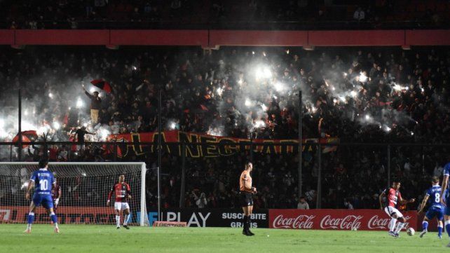 Mano dura tras los incidentes en Colón: Peverengo confirmó sanciones y apunta a la interna de la barra