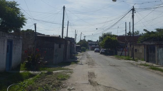 La cuadra. Once orificios de bala le dejaron a Mario Godoy. Su hijo