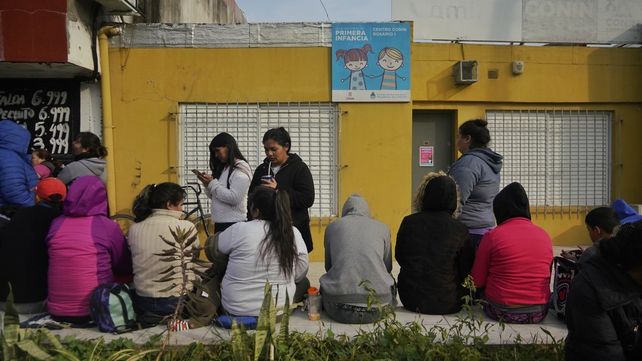 Las organizaciones sociales integrantes de la Unión de Trabajadores de la Economía Popular (Utep) se concentraron en la puerta de los tres centros de la Fundación Camino Conin en Rosario para pedir precisiones sobre la distribución de alimentos.