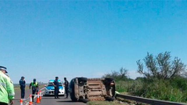 Fugitivos volcaron en el Acceso Norte: Llevaban droga y fueron detenidos
