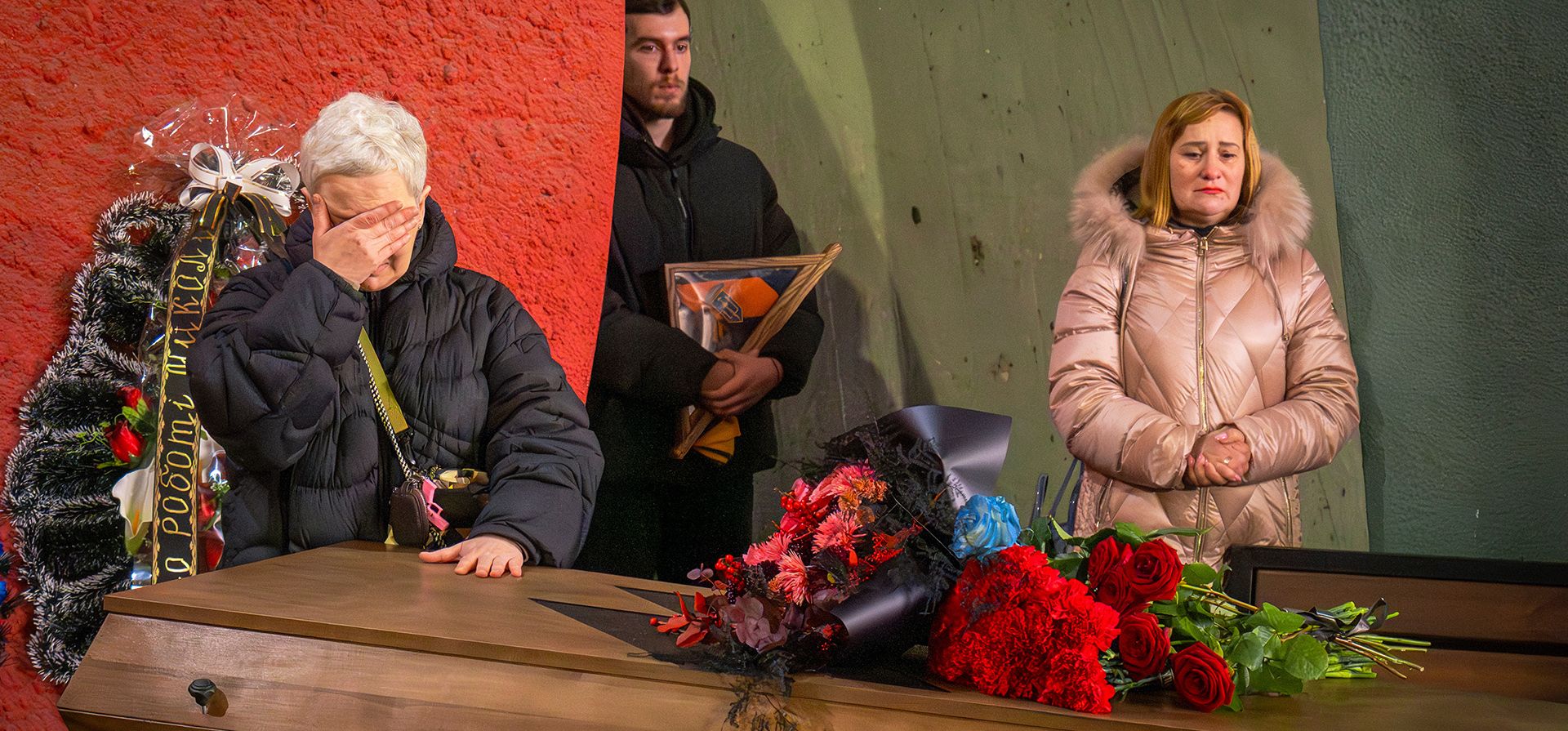 Una madre llora ante el ataúd de su hijo y soldado, Yukhym Agafontsev, de 22 años, muerto en un combate contra las tropas rusas, durante una ceremonia de despedida en Kiev, Ucrania, el martes 2 de diciembre de 2025. (Foto AP/Dan Bashakov) Una madre llora ante el ataúd de su hijo y soldado, Yukhym Agafontsev, de 22 años, muerto en un combate contra las tropas rusas, durante una ceremonia de despedida en Kiev, Ucrania, el martes 2 de diciembre de 2025. (Foto AP/Dan Bashakov)