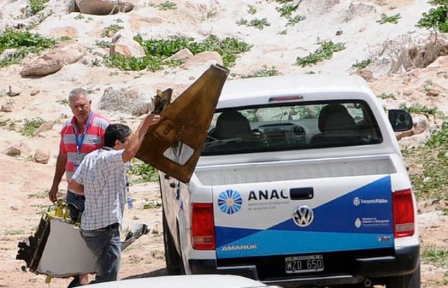 Miembros de la Administración Nacional de Aviación Civil (Anac) retiran restos del helicóptero. (Foto: Diario Uno Mendoza)