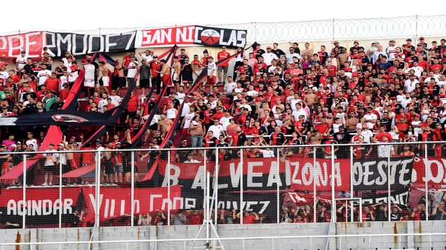 El aguante. Los hinchas leprosos coparon la cabecera del Libertadores de América.